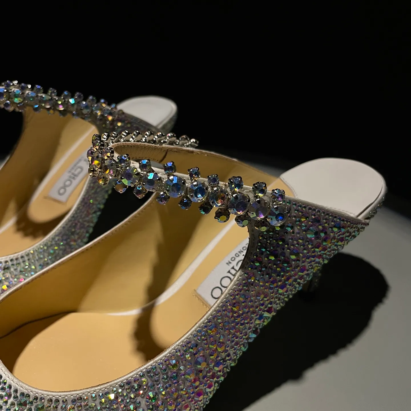 💕💕Factory direct selling price p680💕💕Jimmy Choo/Jimmy Choo classic diamond chain, pointed toe high-heeled slippers, crystal slippers, superb crystal slippers, so beautiful that you can’t take your eyes away. The shape of the shoes is very delicate, not too narrow and long, and the internal space is enough to allow the toes to relax enough. The rhinestones outline a charming arc on the instep, which is simply beautiful. It has a 360-degree surrounding fairy atmosphere, gorgeous but not exaggerated! ! The fabric is made of original customized material. The lining and toes are made of imported sheepskin. Customized A-grade Italian cowhide genuine leather sole. Heel height: 6.5cm 8.5cm Size: 35-39 (34/40/41/42/43 customized)